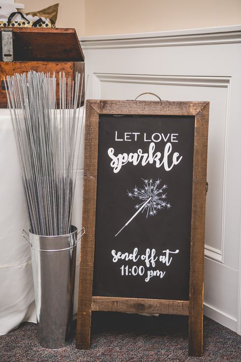 DIY sparkler send off Sparker Exit Wedding, Sparkler Send Off Display, Sparkler Wedding Send Off, Bride And Groom Send Off Ideas, Wedding Send Off Ideas Nighttime, Wedding Exit Ideas Send Off, Sparklers At Wedding, Send Off Ideas For Wedding, Wedding Send Offs