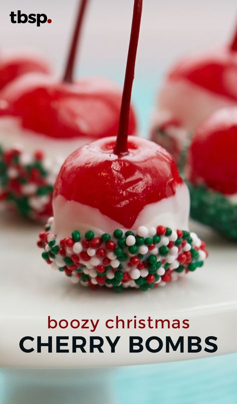 These vodka-soaked cherries are sure to be a hit at any adult holiday party. Cherry Christmas, Christmas Appetizers Party, Oreo Dessert, Christmas Party Food, Christmas Cocktails, Christmas Snacks, Christmas Cooking, Christmas Appetizers, Party Desserts