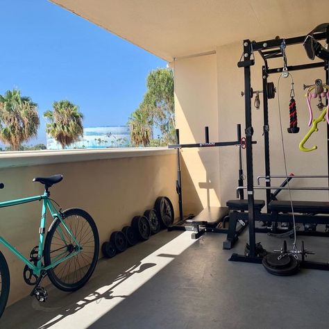 You might have been thinking about having a home gym for a time now, but don’t know where to locate it. If so, a balcony gym can be an excellent solution to this struggle. You don’t need to give up indoor spaces this way, and your balcony will become a functional area. And, it certainly is a better alternative to your dark and dungeon-like basement. Balcony Gym Ideas, Balcony Gym, Enclosed Balcony, Design Balcony, Dream Home Gym, Indoor Balcony, House Balcony, Workout Space, Home Gym Design