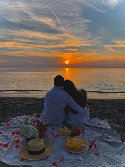 Anniversary Picnic Photoshoot, Couple Photo Picnic, Anniversary Beach Picnic, Beach Picnic Aesthetic Couple, Romantic Beach Picnic Couple, Piknik Ideas Romantic, Sea Photoshoot Ideas Couple, Beach Picnic Couple Photo Ideas, Picnic Couple Ideas