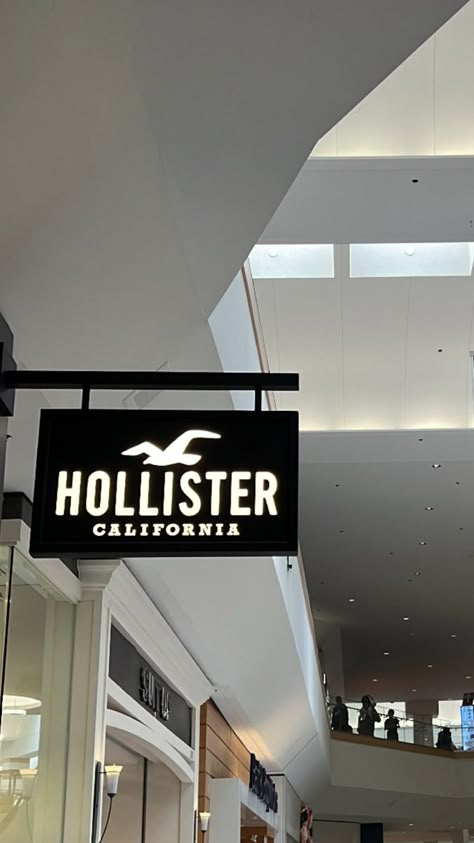 Shopping Outlet Aesthetic, Hollister Store Aesthetic, Aesthetic Hollister Clothes, Shopping Day Aesthetic, Hollister Outfits Aesthetic, Holister Outfits Aesthetic, Shopping Mall Photo Ideas, 2010 Hollister Aesthetic, Hollister Store