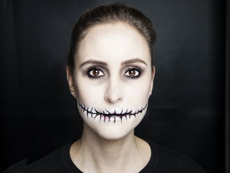 Halloween how-to: Stitched mouth makeup tutorial Mouth Makeup, Stitched Mouth, Maquillage Halloween Simple, Mermaid Makeup Halloween, Mac Face And Body, Make Up Diy, Makeup Tutorial Mac, Best Mac Makeup, Halloween Make-up Looks