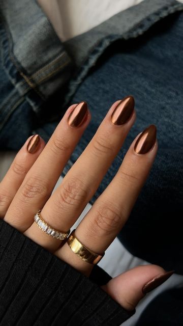 Samantha 🌹 on Instagram: "loving all the fall chrome combos 🤎☕️🍫  Products used: @dndgel Spiced Brown @opi Great Copper-tunity @gelishprofessional No Wipe top coat @leminimacaron Mini Gel Lamp *ROSE15 to save  #nails #nailart #nailinspo #naildesign #nailtech #nailsnailsnails #nailaddict #nails2inspire #nailsofinstagram #chrome #chromenails #fall #fallnails #autumn #nailvideos" November Nails Fall Chrome, Brown With Gold Chrome Nails, Brown With White Chrome Nails, Brown Gold Chrome Nails, Fall Brown Nails With Chrome, Copper Dust Nails, Holiday Oval Nails, Autumn Nail Inspo 2024, Fall Nails 2024 Chrome