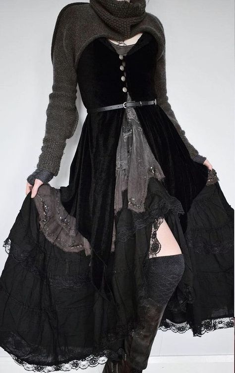 Jenn St-Onge on Twitter: "hi I think I'm extremely late to this party but just learned about dark mori fashion and I feel like I would like a piece of that 🖤🖤🖤… https://t.co/yhGcVH9y9o" Dark Mori Fashion, Forest Inspiration, Strega Fashion, Mode Steampunk, Dark Mori, Mori Fashion, Mori Kei, Witch Fashion, Witchy Fashion