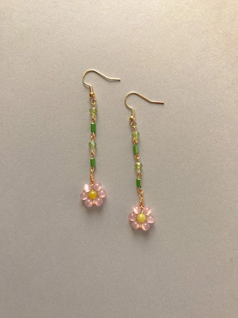 Y2k Beaded Earrings, Bead And Wire Earrings, Bead Earrings Diy, Jewelry Diy Ideas, Bead Jewelry Ideas, Flower Bead Earrings, Flower Earrings Diy, Beaded Flower Earrings, Earrings Handmade Beaded