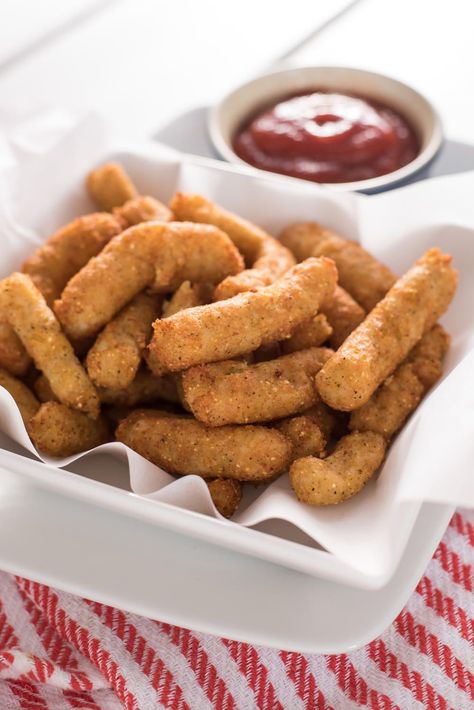 Do you ever combine your favorite comfort foods? These mashed potato fries (also known as fried mashed potato sticks) will make you want to start! Mashed Potato Fries, Cheesy Foods, Baked Corn Dogs, Dip Sauces, Bisquick Chicken, Fried Potatoes Recipe, Potato Fry, Restaurant Appetizers, Cheesy Appetizer