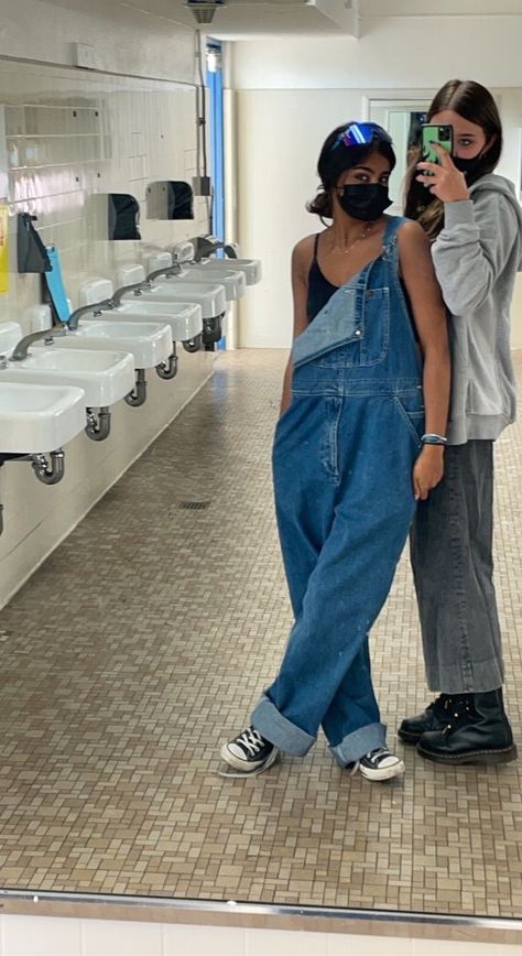 Baggie Overalls Outfit, Baggy Dungarees Outfit Aesthetic, Overall Jumper Outfits, Baggy Overalls Outfit Summer, Sasha Obama Overalls, Oversize Overalls Outfit, Big Overalls Outfit, Baggy Overalls Outfit Aesthetic, Overalls 90s Outfit