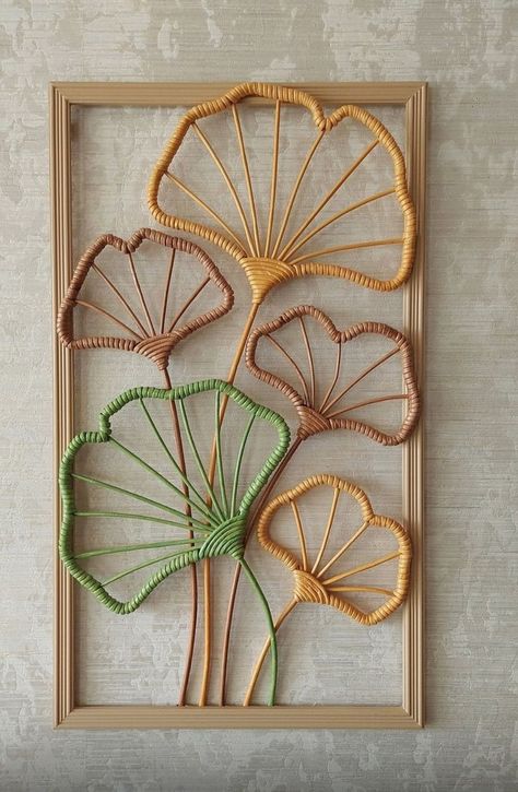 Diy Wall Hanging Ideas, Macrame Flower Wall Hanging, Come Intrecciare, Wall Hanging Design, Simpul Makrame, Wall Hanging Ideas, Wall Hanging Designs, Hanging Ideas, Paper Wall Hanging