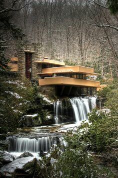 Frank loyd wright Falling Water Frank Lloyd Wright, Falling Water House, Waterfall House, Falling Water, Water House, Unusual Homes, Walter Gropius, Frank Lloyd, Frank Lloyd Wright