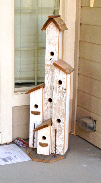 I saw these tall bird houses on a front porch years ago and just had to take a picture! One day I will make them... Birdhouse On A Pole, Pallet Wood Bird House, Tall Bird Houses, Small Bird Houses, Unique Bird Houses Diy, Large Bird Houses, Homemade Bird Houses, Birdhouse Craft, Bird Houses Ideas Diy