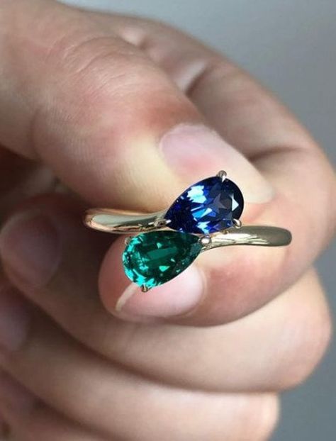 Two Stone Ring, Promise Jewelry, Smaragd Ring, Pear Ring, Green Stone Rings, Jewellery Ideas, Emerald Engagement, Green Sapphire, Stone Engagement Rings