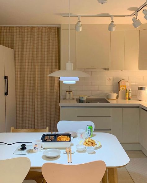 はじめまして！ — ellys.home Korean Apartment Interior, Korean Apartment, Desain Pantry, Apartment Aesthetic, Minimalist Room, Aesthetic Rooms, Interior Modern, Small Room, Aesthetic Bedroom