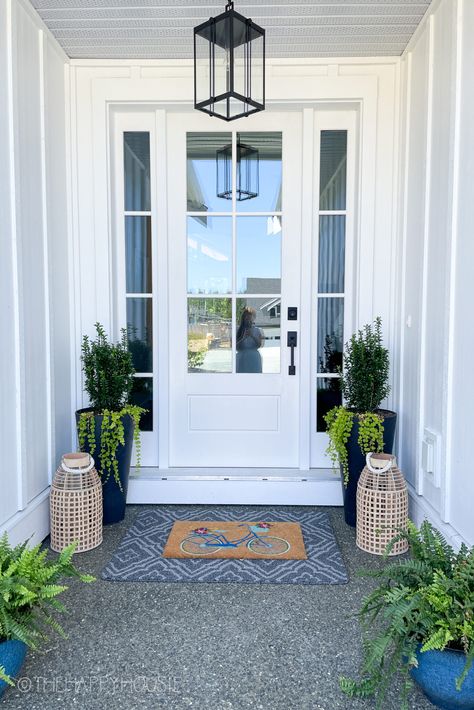 Modern Farmhouse Style Kitchen, Exterior Door Styles, Exterior Door Hardware, White Front Door, Front Door Styles, Farmhouse Front Door, Doors Exterior, Front Door Handles, Door Inspiration