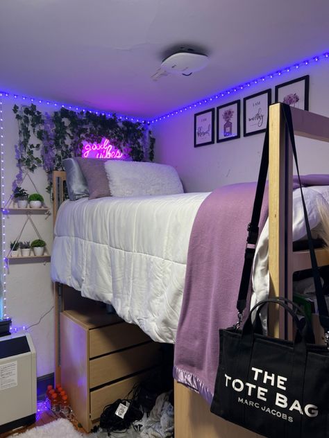 High bed dorm decor College Dorm Room Ideas Purple, Dorm Room Ideas Purple, Dorm Room Arrangements, White Dorm Room Ideas, Purple Dorm Room Ideas, Purple Dorm Rooms, Purple Dorm, White Dorm Room, Dorm Themes