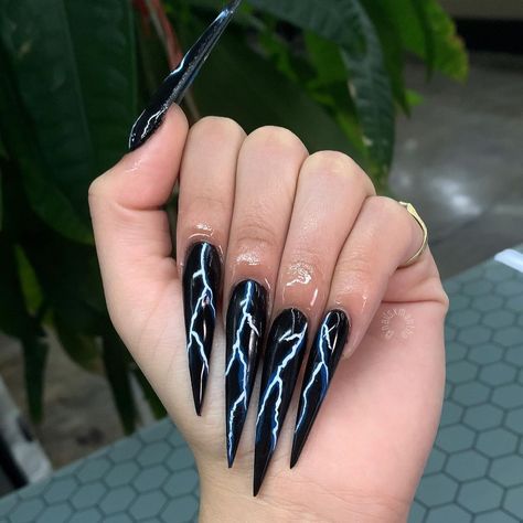 𝘓𝘢 𝘗𝘶𝘦𝘯𝘵𝘦 , 𝘊𝘈 📍 on Instagram: “Been wanting to try this for the longest! 🖤⚡️ . . . Inspo: @_slayedbyjayde 💙 #explore #explorepage #lightningnails #stilletonails…” Nails Stilleto Long, Long Stiletto Nails Design Classy, Dark Stiletto Nails, Weird Nails, Lightning Bolt Nails, Lightning Nails, Long Stiletto Nails, Sharp Nails, Punk Nails