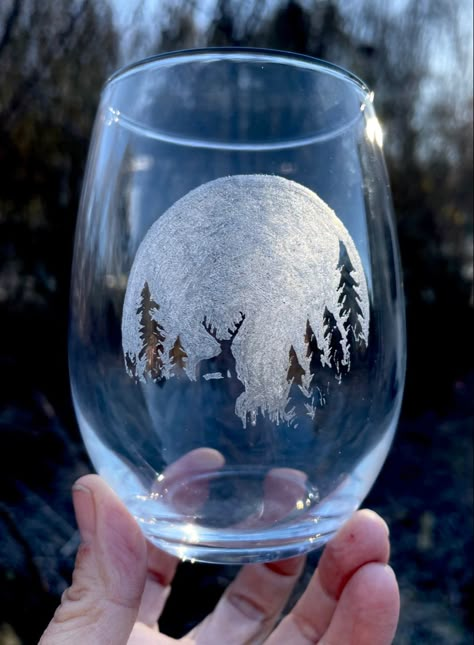 Christmas Etching Ideas, Glass Bottle Etching, Christmas Glass Etching Ideas, Christmas Etched Glass Ideas, Glass Laser Engraving Ideas, Engraving Glass Ideas, Etched Glass Cups, Engraved Glass Ideas, Vinyl On Glassware