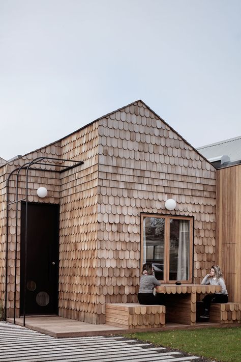 Mani Architecture has designed a modern cottage-like house in Melbourne, Australia, that's covered in wood shingles and features a built-in table and chairs in the front garden. #Shingles #ModernHouse #HouseDesign #Architecture Wood Shingle Roof, New England Modern House, Shingle Architecture, Wooden Shingles, Wood Shingles Exterior, Wood Shingle Siding, Built In Bathtub, Shingle House, Wood Facade