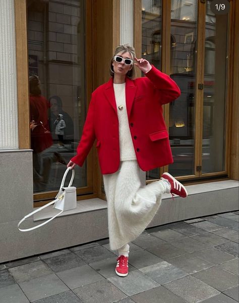 Red Coat Outfit, Red Jacket Outfit, Adidas Samba Outfits, Samba Outfits, Dinner Outfit Casual, Adidas Samba Outfit, Latina Outfits, Samba Outfit, Trendy Christmas Outfits