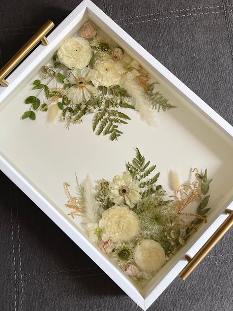 Resin Flower Tray Ideas, Dried Flower Resin Tray, Floral Resin Tray, Floral Resin Art, Resin Trays Ideas, Resin Tray Ideas, Resin Art Ideas, Diy Resin Gifts, Floral Preservation