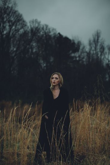 Moody Fall Photos, Moody Woods Photoshoot, Moody Portraits Women, Moody Editorial, Spooky Photography, Witchy Photoshoot, Spooky Shoot, Witch Photos, Halloween Photography