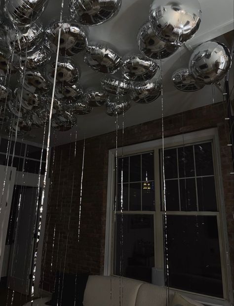 Silver Balloon Ceiling, 16 Silver Balloons, Black And Silver 21st Decorations, Black And Gray Birthday Decorations, Silver Balloons Aesthetic, Black And Silver Disco Party, Silver Party Decorations Ideas, Metallic Theme Party, Silver And Black Bachelorette Party