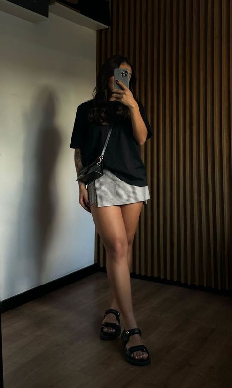 Comfy End Of Summer Outfits, Shorts Concert Outfit Ideas, Outfit With Black Skirt Summer, Dark Aesthetic Outfits Casual, White And Jeans Outfit, Pop Concert Outfit Ideas, Cafe Outfit, Look Date, Look Grunge