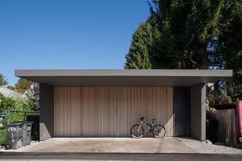 Fascinating contemporary renovation in Vancouver: 430 House White Garage Doors, Custom Wood Garage Doors, Contemporary Garage, Fran Silvestre, Garage Door Panels, Modern Garage Doors, Sliding Wood Doors, Wood Garage Doors, Garage Door Design