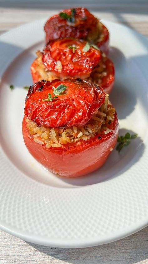 Rice Meat And Veggies, Stuffed Roma Tomatoes, Rice Stuffed Tomatoes, Stuffed Tomatoes Baked, Stuffed Tomatoes With Rice, Balkan Recipes, Dill Rice, Rice Meat, Meat And Veggies