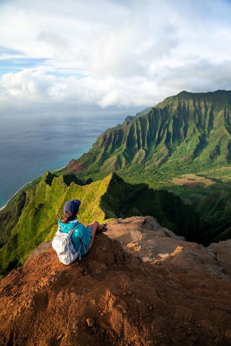 best hikes kauai Friends Hiking Aesthetic, Kuai Hawaii, Hawaii Hiking Outfit, Hiking Outfit Ideas, Hawaii Hiking, Hiking Hacks, Friends Hiking, Hawaii Hikes, Kauai Travel