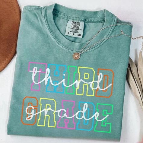 Colorful Outline tee 💚📝 Customize for any grade level/team/school. Comfort Colors light green $26 (S-XL), Gildan $23 (S-XL), Bella Canvas $25 (S-XL); add $2 for 2XL School Hoodies, Hoodies Design, Comfort Colors, Light Green, Bella Canvas, Light Colors, Canvas, Green, Quick Saves