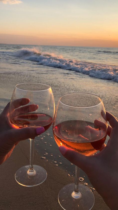 Fotos Hd 4k, Colored Wine Glasses, Picnic Inspiration, Before Sunset, Summer Feeling, Beach Picnic, Summer Photos, Beach Vibes, Beach Aesthetic