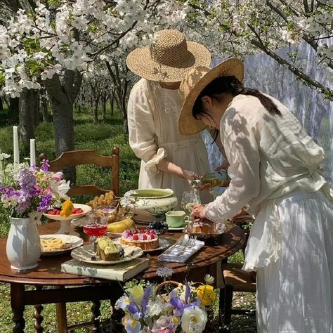 Enjoy the Life to fullest 🫶🤗🌍 #weiboupdate #quietinthewild #silence #slowliving #slowlife #folkscenary #explorenature #fairycoreaesthetic #fairycore #cottagecorestyle #cottagegarden #gardening #picnic #outdoorphotography #outdoors #aesthetic #breakfastwithaview #breakfast #naturecaptures #naturevibes #trending #instadaily Victorian Picnic, Brunch Vibes, Cottagecore Picnic, Outdoors Aesthetic, Japan Core, Miss Honey, Picnic Inspiration, Light Academia Aesthetic, Garden Picnic