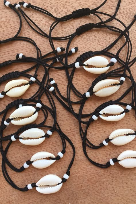 Cowrie Shell Jewelry, Ankle Bracelets Diy, Cute Friendship Bracelets, Polymer Clay Flower Jewelry, Diy Jewelry Unique, Beaded Necklace Diy, Bead Charms Diy, Diy Bracelets Easy, Seashell Jewelry