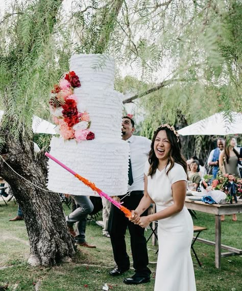 Wedding Pinata, Fun Wedding Games, Animation Photo, Reception Games, Reception Activities, Wedding Reception Games, Wedding Reception Fun, Fiesta Wedding, Boda Mexicana