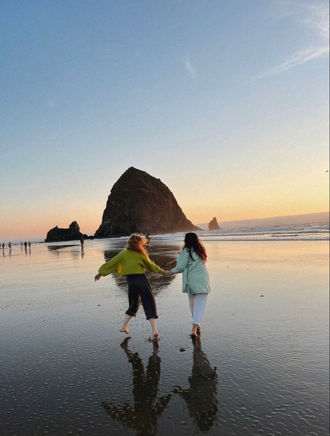 Oregon Vision Board, Great Ocean Road Outfit, Oregon Coast Pictures, Summer In Oregon, Oregon Instagram Pictures, Cannon Beach Oregon Outfits, Seaside Oregon Aesthetic, Oregon Travel Aesthetic, Oregon Coast Outfit Summer