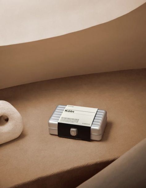 RIMOWA's teams up with aesop to release mini travel kit Skincare Label, Ux Design Principles, Travel Humidor, Paper Carrier Bags, Amenity Kits, Phone Packaging, Beautiful Butterfly Photography, Brain Art, Black Kit