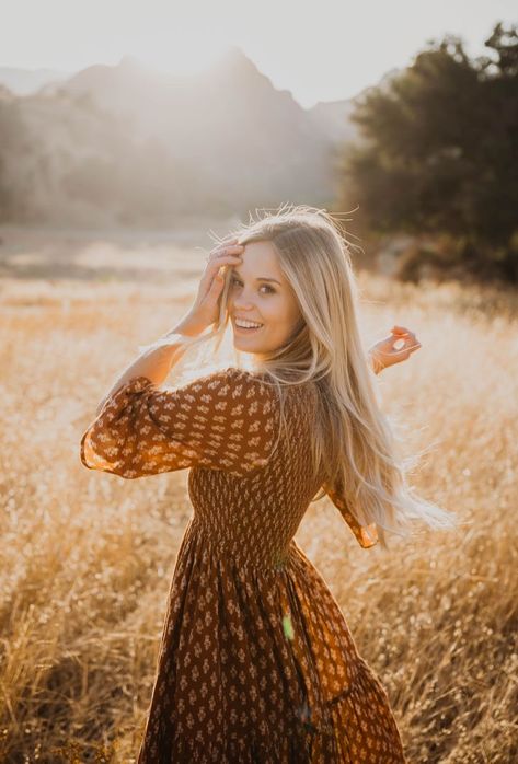 Outdoor Portrait Photography, Senior Photography Poses, Senior Photo Poses, Senior Photo Outfits, Pose Fotografi, Photographie Portrait Inspiration, Portrait Photography Women, Model Pose, Senior Picture Outfits