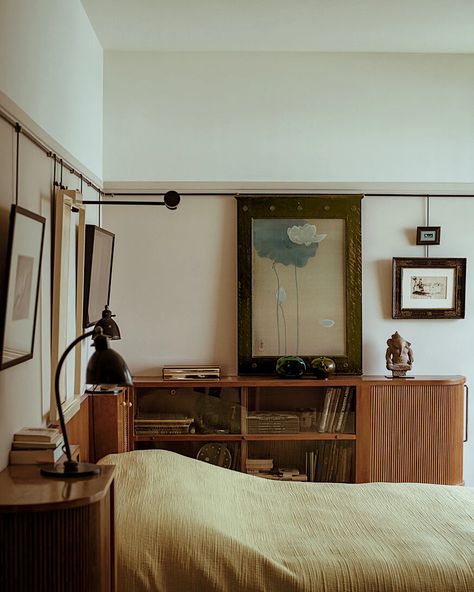 Modernist Bedroom Interiors, Moody Mid Century Bedroom, Minimalism Living, Parisian Architecture, Interior Simple, Mcm Design, Casa Vintage, Prefabricated Houses, Corner House