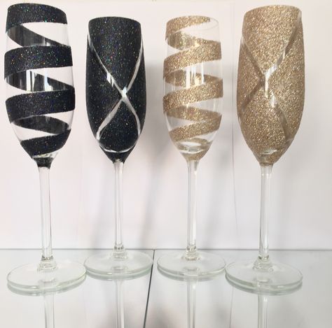 Decorative Wine Glasses, Glitter Wine Glasses Diy, Glass Decor Ideas, Wine Glasses Diy, Glass Crafts Diy, Diy Rhinestone Crafts, Diy Mug Designs, Bling Bottles, Glitter Wine Glasses