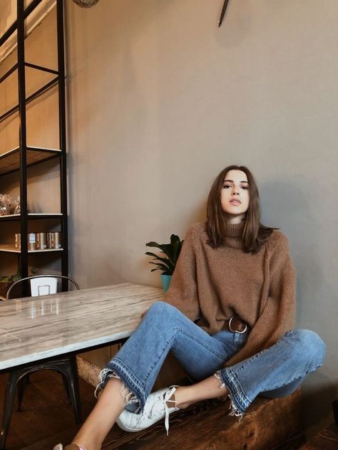 Winteroutfits Chic, Flare Jeans Winter, Ootd Knitwear, Jeans Winter, Outfits Minimalist, Style Casual Chic, Minimal Outfit, Fashion Blogger Style, Trik Fotografi