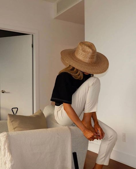 25 of the Most Stylish Summer Hats to Wear Now Mode Kimono, Model Pose, Linnet, Outfits With Hats, Mode Inspo, Mode Inspiration, White Pants, Summer Hats, Spring Summer Outfits