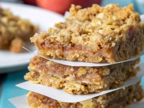 Apple Oatmeal Bars: A Wholesome, Sweet Treat Using Applesauce That Is Perfect for Any Time of Day - NewsBreak Easy Fruit Cocktails, Rhubarb Oatmeal Bars, Apple Pie Crumble, Slow Cooker Apple Cobbler, Rhubarb Oatmeal, Apple Crumble Pie, Apple Oatmeal, Pie Crumble, Crumble Bars