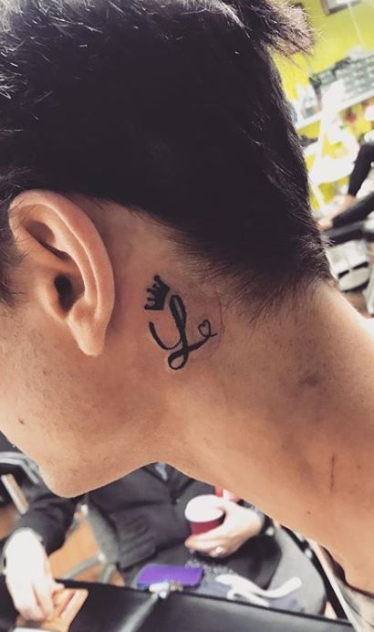 Initial Tattoo Behind Ear, Letter L Tattoo, Bum Tattoo Women, Letter Tattoos, Bum Tattoo, Tattoo Behind Ear, Heartbeat Tattoo, L Tattoo, Men's Small Tattoo