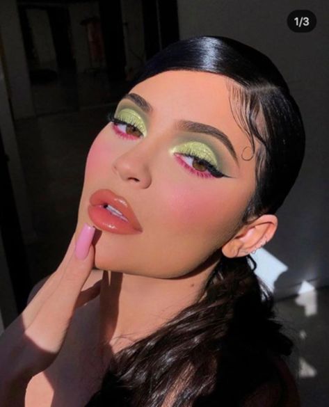 8 Celebrity Fall Makeup Ideas to Freshen Up Your Look - Page 8 of 8 - VIVA GLAM MAGAZINE™ Makeup By Ariel, Jenner Makeup, Kylie Jenner Makeup, Celebrity Makeup, Kylie Jenner, Ariel, Makeup, Green, Hair