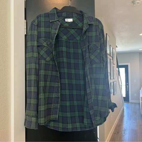 Navy And Green Flannel From Urban Outfitters Size S Used In Like New Condition Navy Flannel Outfit, Wrangler Denim Shirt, Urban Outfitters Flannel, Grunge Flannel, Urban Outfitters Shirt, Flannel Outfits, Green Flannel, Plaid Crop Top, Oversized Flannel