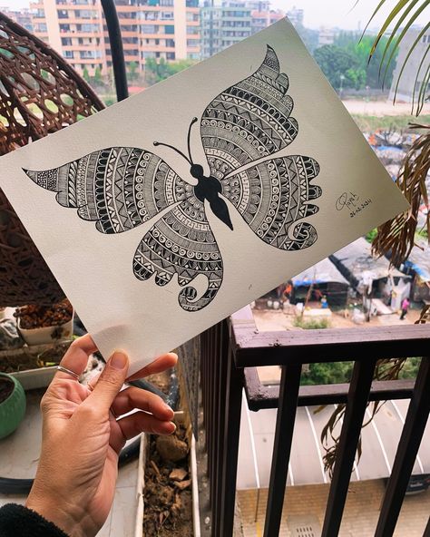 Mandala Butterfly 🦋 Butterfly Mandala Design, Butterfly Mandala Art, Mandala Butterfly, Colouring Ideas, Butterfly Mandala, Animal Drawings Sketches, Simple Mandala, Mandala Design Pattern, Paper Flower Wall