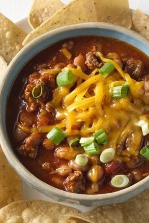 Thick and chunky salsa adds tons of flavor to this classic slow-cooker chili. If you like a milder chili, use mild salsa and a little less chili powder; you can also sub in black beans for the pintos if your family likes those better. This recipe’s easy to double if you have a 5- to 6-quart cooker! Freeze the leftovers for a quick-and-easy lunch or dinner another day. Recipe Using Salsa, Christmas Eve Recipes, Best Slow Cooker Chili, Salsa Chili, Stovetop Chili, How To Cook Chili, Restaurant Copycat Recipes, Slow Cooker Salsa, Chili Chili