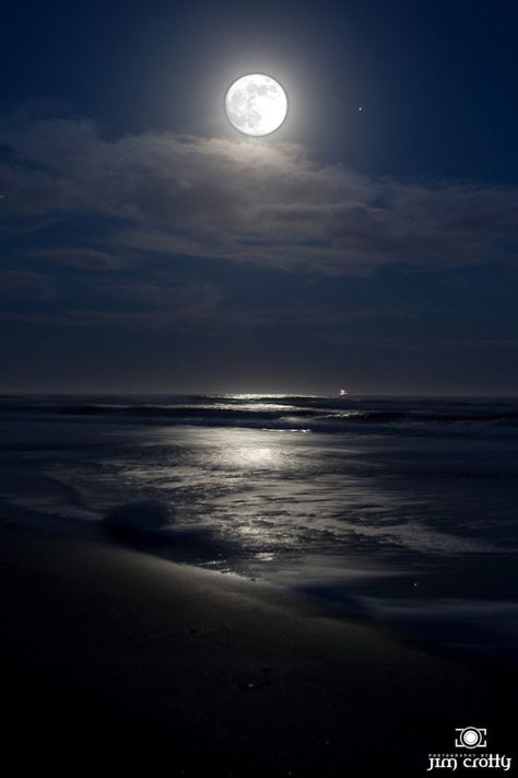 Night Sky Moon, Ocean At Night, Beach Night, Moon Pictures, Sky Moon, Moon Photography, Good Night Moon, Water Reflections, Night Vibes