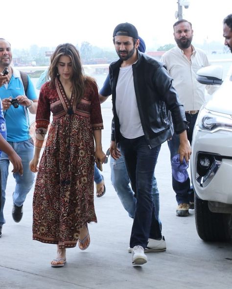 Kartik Aaryan takes perfect care of his princess Sara Ali khan on their way back to Mumbai ! Indian Maternity Wear, Chandigarh Airport, Indian Maternity, Indian Kurti Designs, Kartik Aaryan, Indian Designer Suits, Designer Kurti Patterns, Simple Kurti Designs, Casual Indian Fashion