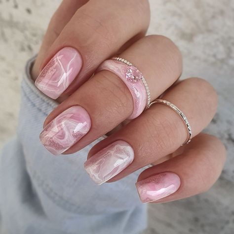 Marble Designs Nails, Metallic Marble Nails, Short Nail Marble Design, Pale Pink Marble Nails, Round Marble Nails, Marble Manicure Ideas, Marble Effect Nail Art, White Pink Marble Nails, Valentine Marble Nails